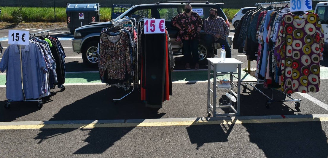 El sol, las altas temperaturas y las buenas compra-ventas pusieron la guinda a la Campaña del Stock en Miajadas. Vecinos y visitantes se animaron a dar un paseo por la zona del mercadillo donde el domingo se instalaron un total de 18 comerciantes de la localidad, quienes a su vez pasaron un gran día en familia. Ropa y calzado para todas las edades, complementos, artículos de decoración, muebles, productos de herboristería, jardinería, todo para las mascotas, aperitivos,.... Durante la jornada entregaron el cheque de 10 euros y al final de ella sortearon en directo los tres cheques de 60, 80 y 150 euros entre los clientes. 