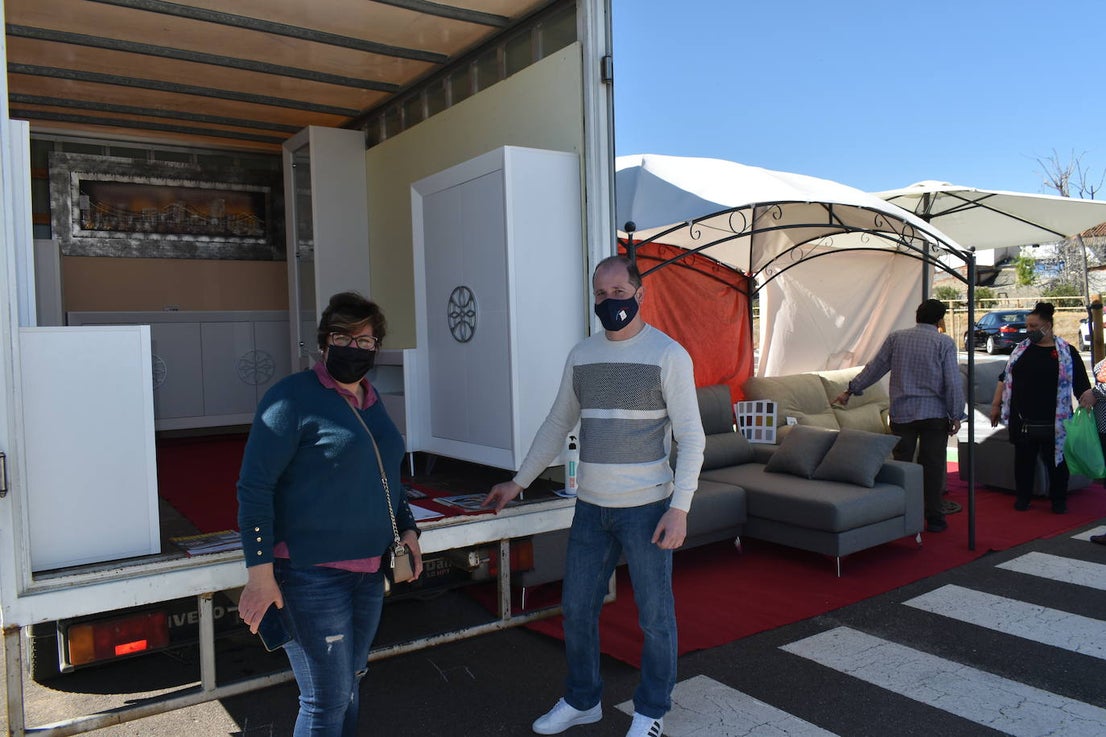 El sol, las altas temperaturas y las buenas compra-ventas pusieron la guinda a la Campaña del Stock en Miajadas. Vecinos y visitantes se animaron a dar un paseo por la zona del mercadillo donde el domingo se instalaron un total de 18 comerciantes de la localidad, quienes a su vez pasaron un gran día en familia. Ropa y calzado para todas las edades, complementos, artículos de decoración, muebles, productos de herboristería, jardinería, todo para las mascotas, aperitivos,.... Durante la jornada entregaron el cheque de 10 euros y al final de ella sortearon en directo los tres cheques de 60, 80 y 150 euros entre los clientes. 