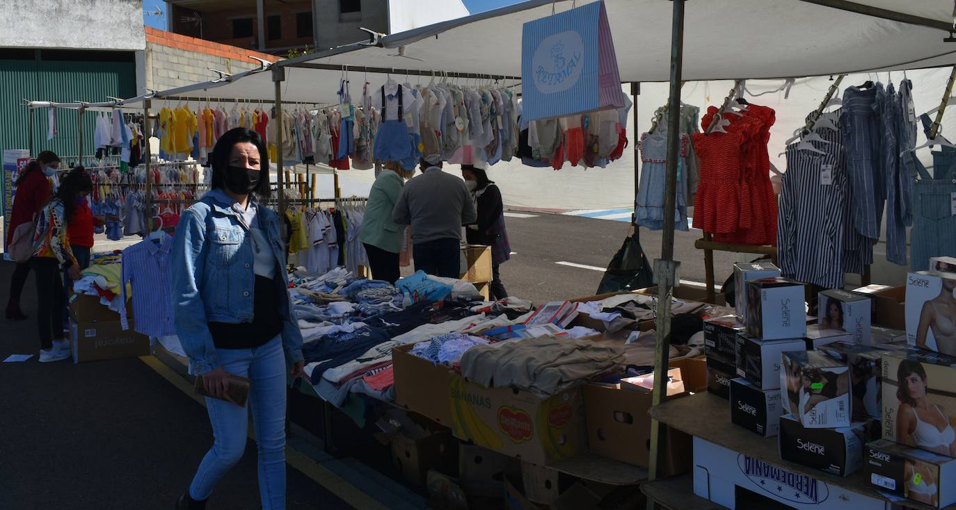 El sol, las altas temperaturas y las buenas compra-ventas pusieron la guinda a la Campaña del Stock en Miajadas. Vecinos y visitantes se animaron a dar un paseo por la zona del mercadillo donde el domingo se instalaron un total de 18 comerciantes de la localidad, quienes a su vez pasaron un gran día en familia. Ropa y calzado para todas las edades, complementos, artículos de decoración, muebles, productos de herboristería, jardinería, todo para las mascotas, aperitivos,.... Durante la jornada entregaron el cheque de 10 euros y al final de ella sortearon en directo los tres cheques de 60, 80 y 150 euros entre los clientes. 