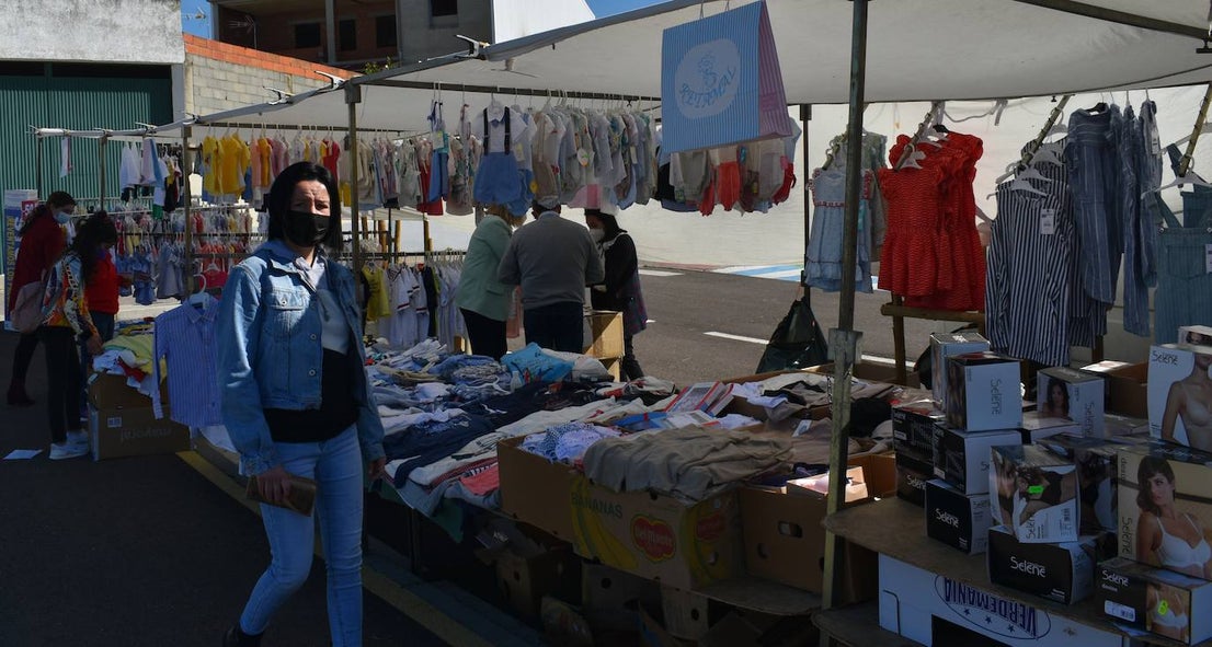 El sol, las altas temperaturas y las buenas compra-ventas pusieron la guinda a la Campaña del Stock en Miajadas. Vecinos y visitantes se animaron a dar un paseo por la zona del mercadillo donde el domingo se instalaron un total de 18 comerciantes de la localidad, quienes a su vez pasaron un gran día en familia. Ropa y calzado para todas las edades, complementos, artículos de decoración, muebles, productos de herboristería, jardinería, todo para las mascotas, aperitivos,.... Durante la jornada entregaron el cheque de 10 euros y al final de ella sortearon en directo los tres cheques de 60, 80 y 150 euros entre los clientes. 