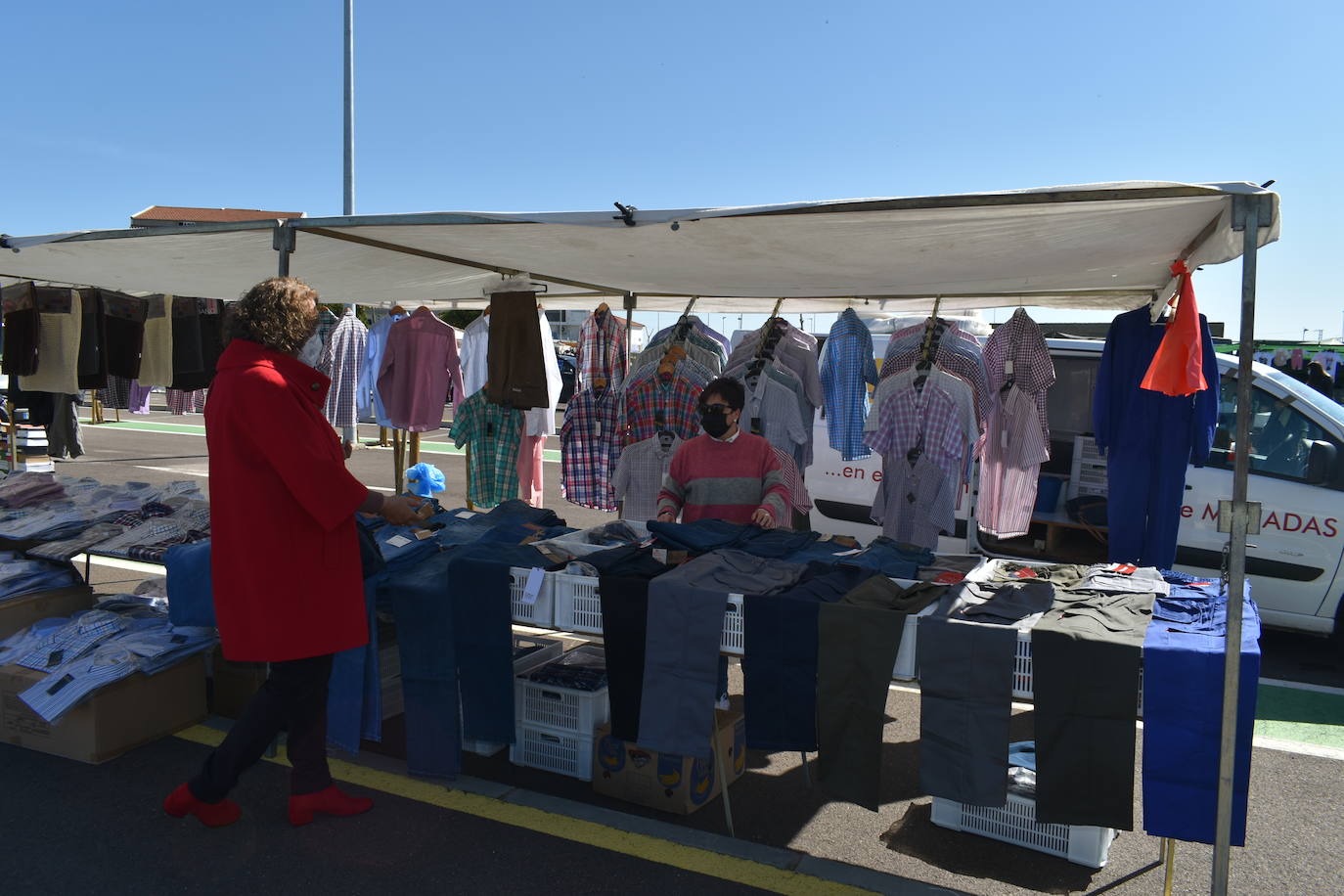 El sol, las altas temperaturas y las buenas compra-ventas pusieron la guinda a la Campaña del Stock en Miajadas. Vecinos y visitantes se animaron a dar un paseo por la zona del mercadillo donde el domingo se instalaron un total de 18 comerciantes de la localidad, quienes a su vez pasaron un gran día en familia. Ropa y calzado para todas las edades, complementos, artículos de decoración, muebles, productos de herboristería, jardinería, todo para las mascotas, aperitivos,.... Durante la jornada entregaron el cheque de 10 euros y al final de ella sortearon en directo los tres cheques de 60, 80 y 150 euros entre los clientes. 