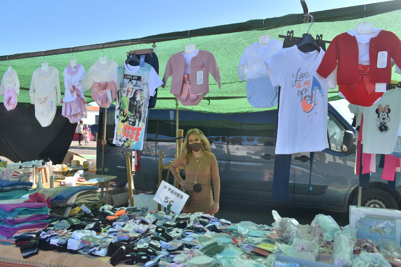 El sol, las altas temperaturas y las buenas compra-ventas pusieron la guinda a la Campaña del Stock en Miajadas. Vecinos y visitantes se animaron a dar un paseo por la zona del mercadillo donde el domingo se instalaron un total de 18 comerciantes de la localidad, quienes a su vez pasaron un gran día en familia. Ropa y calzado para todas las edades, complementos, artículos de decoración, muebles, productos de herboristería, jardinería, todo para las mascotas, aperitivos,.... Durante la jornada entregaron el cheque de 10 euros y al final de ella sortearon en directo los tres cheques de 60, 80 y 150 euros entre los clientes. 