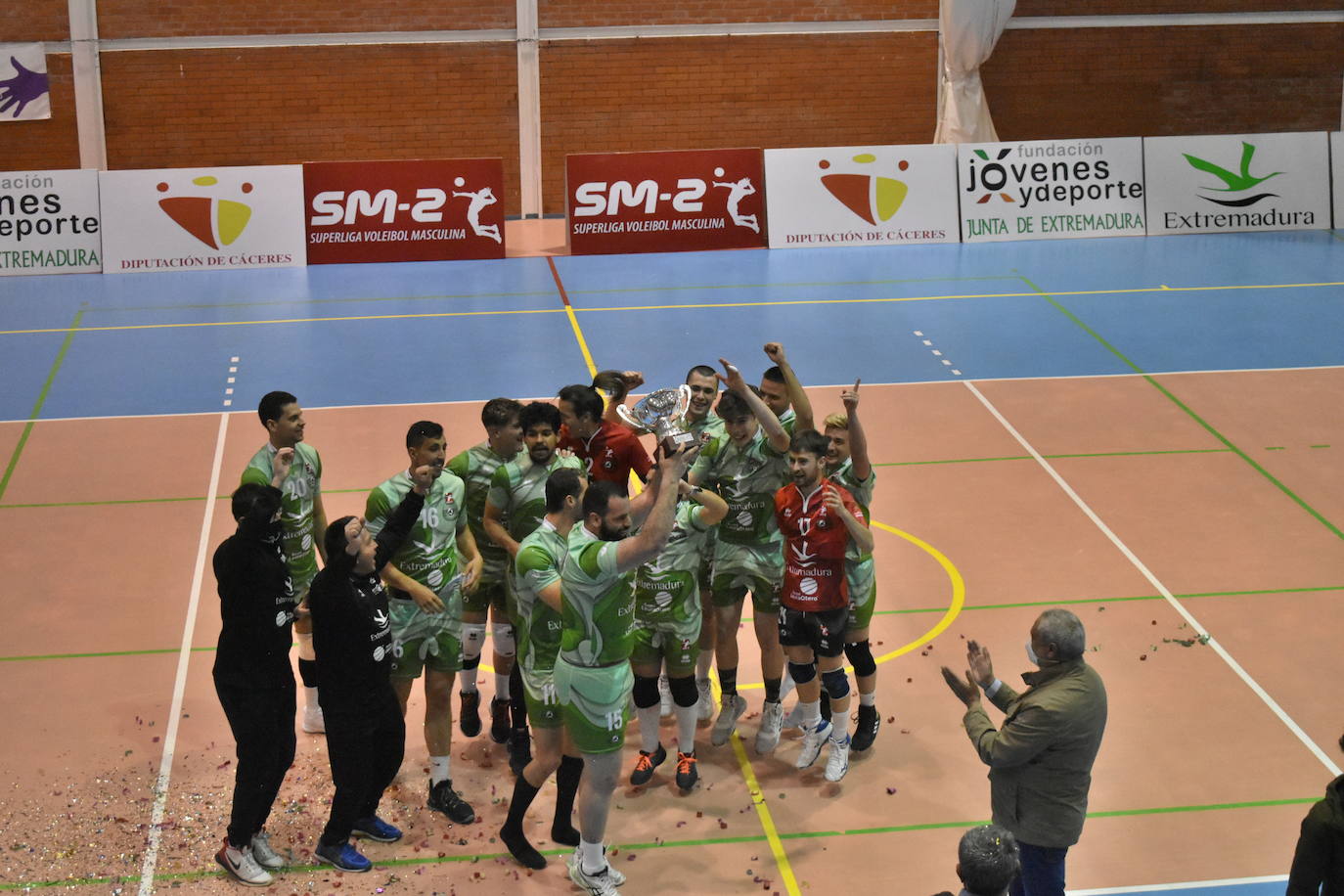 Los jugadores alzan la copa 