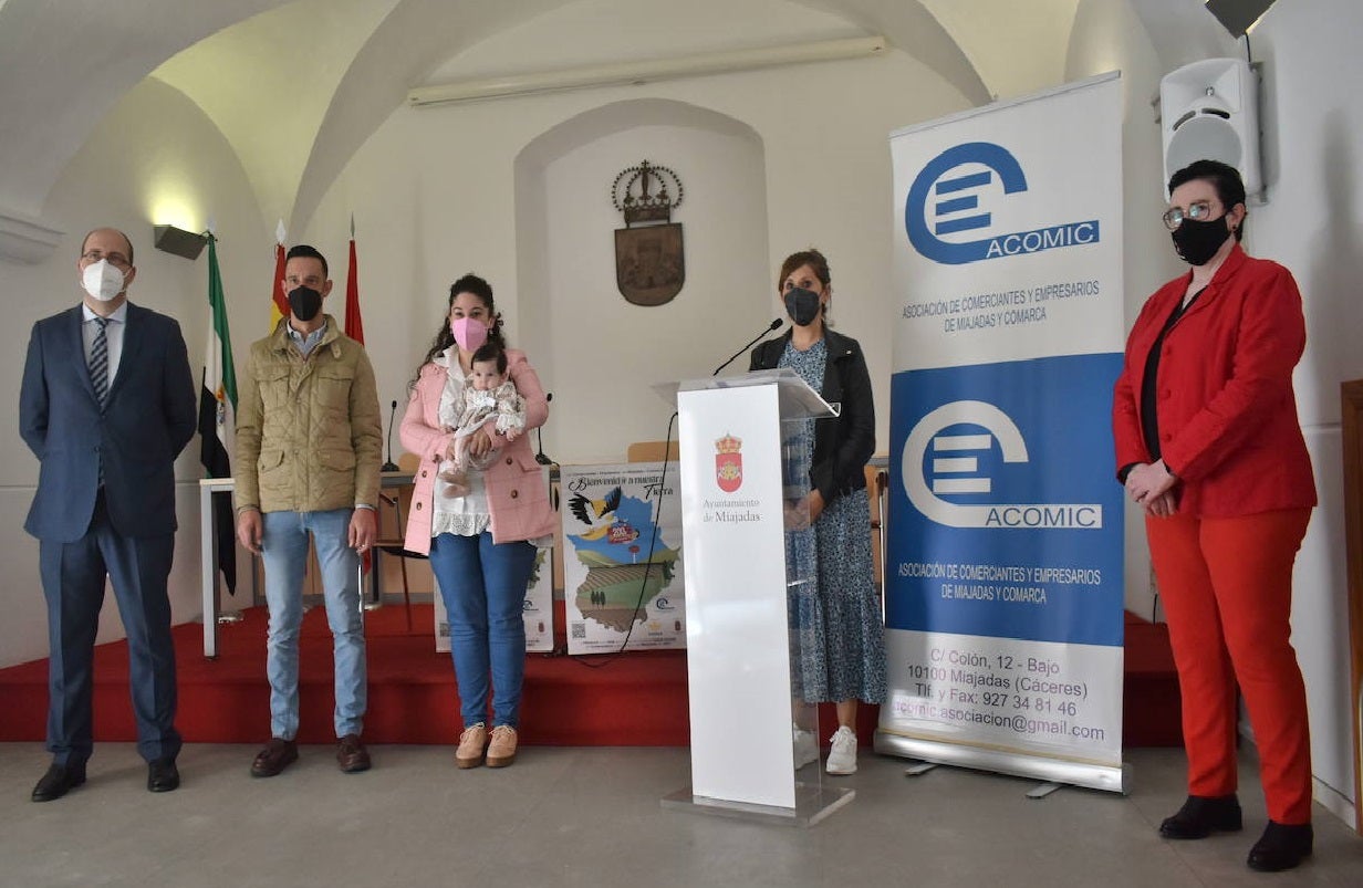 (De izq. a dcha) Jesús Manzano, director Caja Rural de Extremadura, Juan José Doncel, Cristina Carrasco con Candela, Raquel Sánchez, presidenta de Acomic, y Teresa Gil, 3ª Teniente Alcalde 
