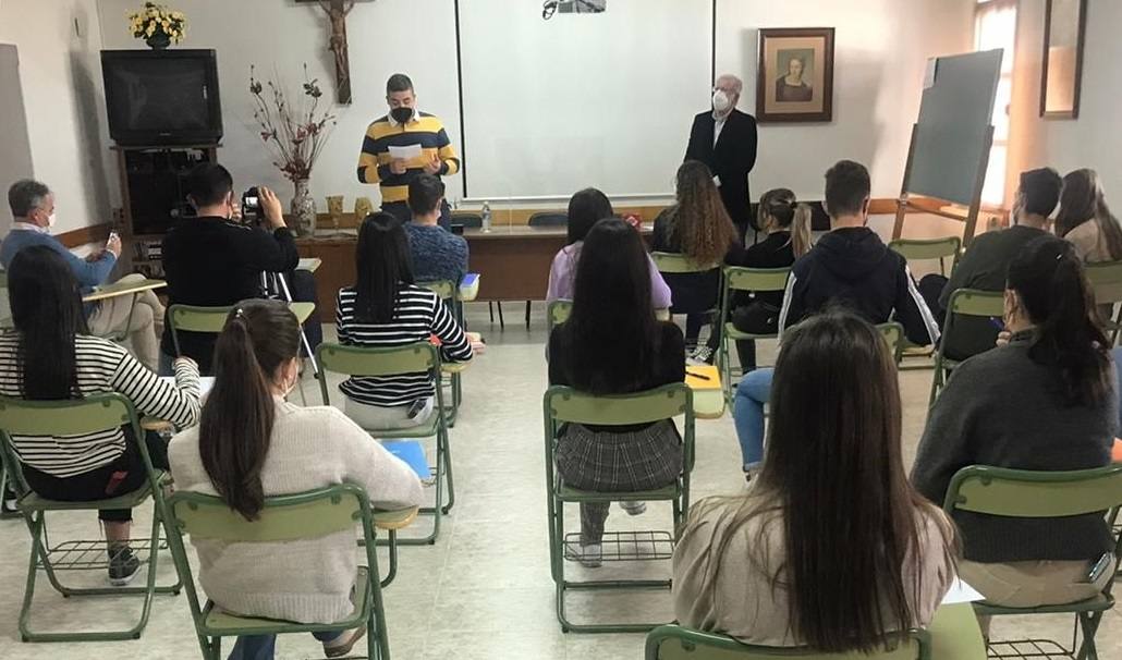 Al fondo Ángel Holgado, uno de los alumnos, y Rodríguez Ibarra en el aula de 1º de Bachillerato 