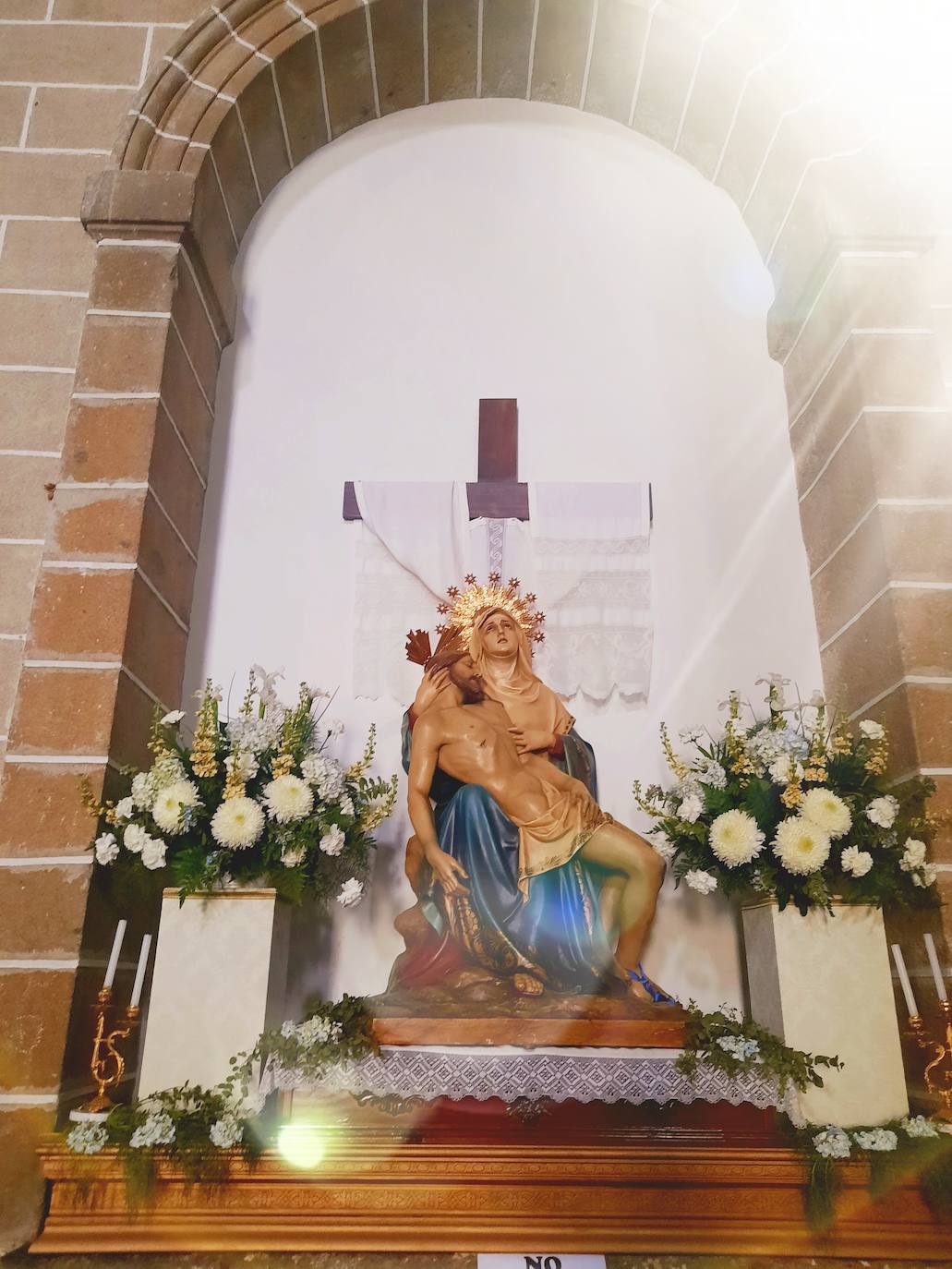 Miajadas ha vivido esta Semana Santa atípica en el interior de los templos, centrada en una 'reflexión interior'. Una situación que consideran una 'lección de vida' para entender y profundizar aspectos de la vida como el amor, la entrega, la pasión y la cruz presentes en los misterios de la vida de Cristo. 