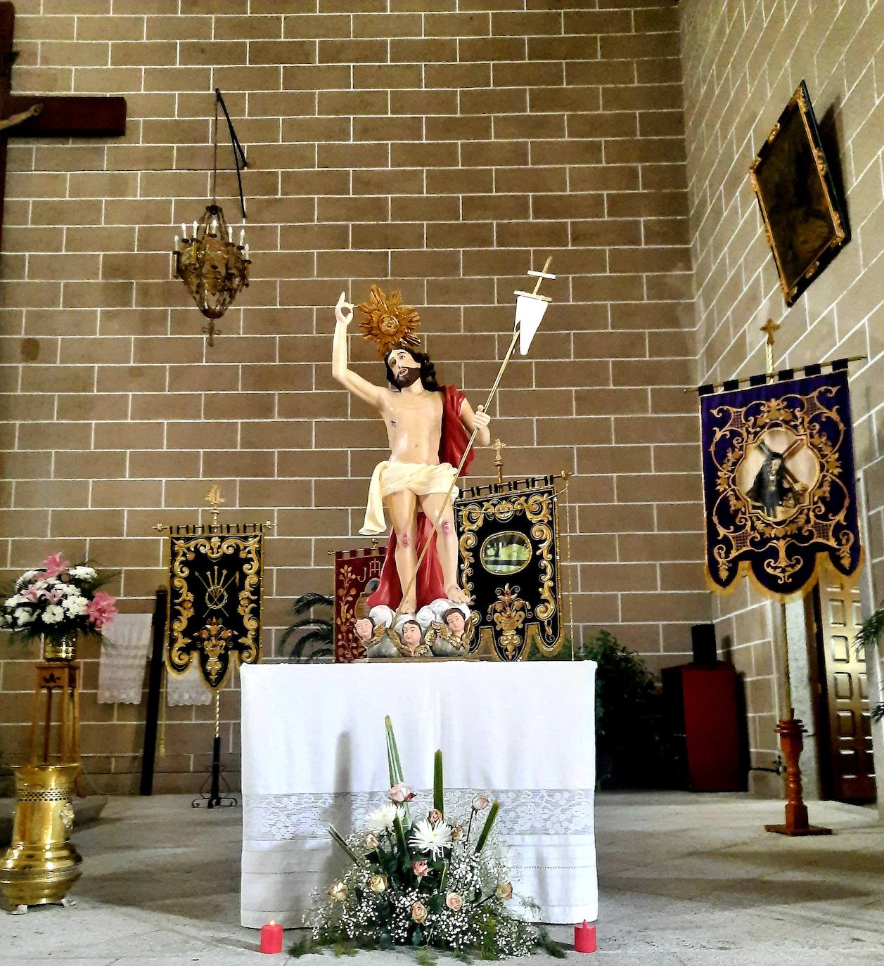 Miajadas ha vivido esta Semana Santa atípica en el interior de los templos, centrada en una 'reflexión interior'. Una situación que consideran una 'lección de vida' para entender y profundizar aspectos de la vida como el amor, la entrega, la pasión y la cruz presentes en los misterios de la vida de Cristo. 