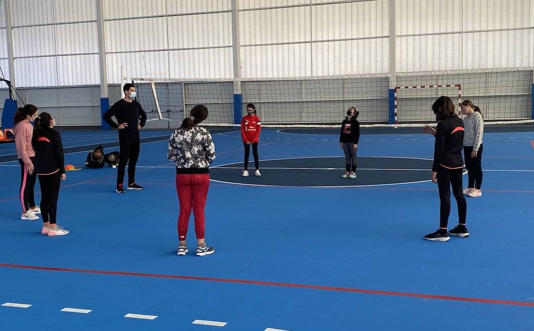 Ayer, 6 de abril, se celebró el Día Internacional del Deporte para el Desarrollo y la Paz, y los miajadeños se volcaron para poner su granito de arena. El Área de Deportes recibió una amplia respuesta a su propuesta convertida en fotografías de todos los deportistas con los que Miajadas tiene la suerte de contar. Voleibol, baloncesto, ciclismo, pádel, marcha, senderismo, running, ping pong, patinaje,... Todo lo que contribuya a la salud física es bienvenido. 