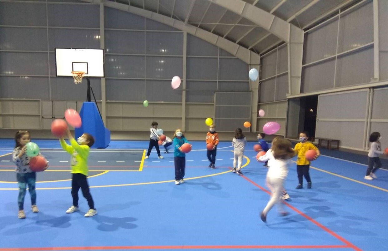 Ayer, 6 de abril, se celebró el Día Internacional del Deporte para el Desarrollo y la Paz, y los miajadeños se volcaron para poner su granito de arena. El Área de Deportes recibió una amplia respuesta a su propuesta convertida en fotografías de todos los deportistas con los que Miajadas tiene la suerte de contar. Voleibol, baloncesto, ciclismo, pádel, marcha, senderismo, running, ping pong, patinaje,... Todo lo que contribuya a la salud física es bienvenido. 