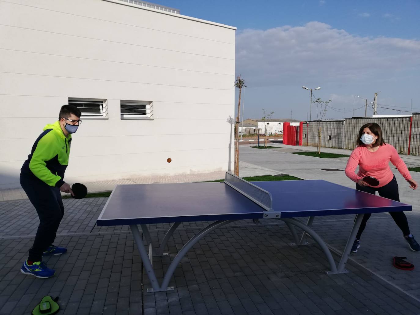 Ayer, 6 de abril, se celebró el Día Internacional del Deporte para el Desarrollo y la Paz, y los miajadeños se volcaron para poner su granito de arena. El Área de Deportes recibió una amplia respuesta a su propuesta convertida en fotografías de todos los deportistas con los que Miajadas tiene la suerte de contar. Voleibol, baloncesto, ciclismo, pádel, marcha, senderismo, running, ping pong, patinaje,... Todo lo que contribuya a la salud física es bienvenido. 