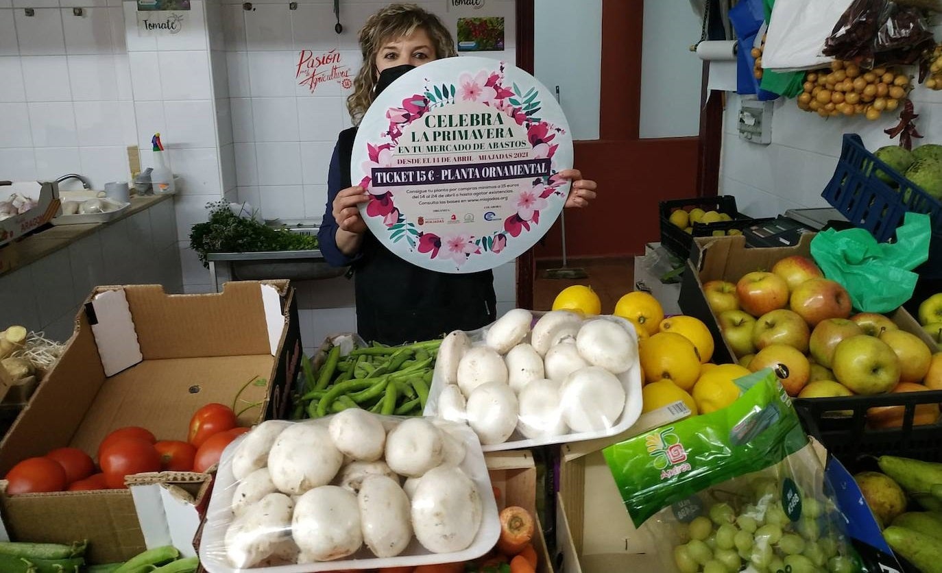 Frutas y Verduras Pilar celebra la primavera en el Mercado de Abastos de Miajadas 