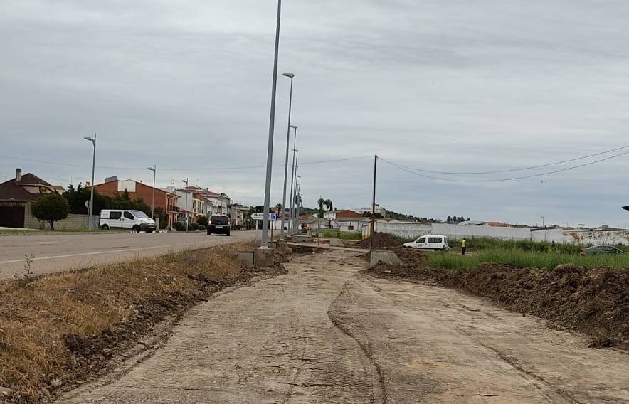 Allanado del terreno del futuro carril bici paralelo a la carretera de Don Benito (vistas hacia Miajadas) 