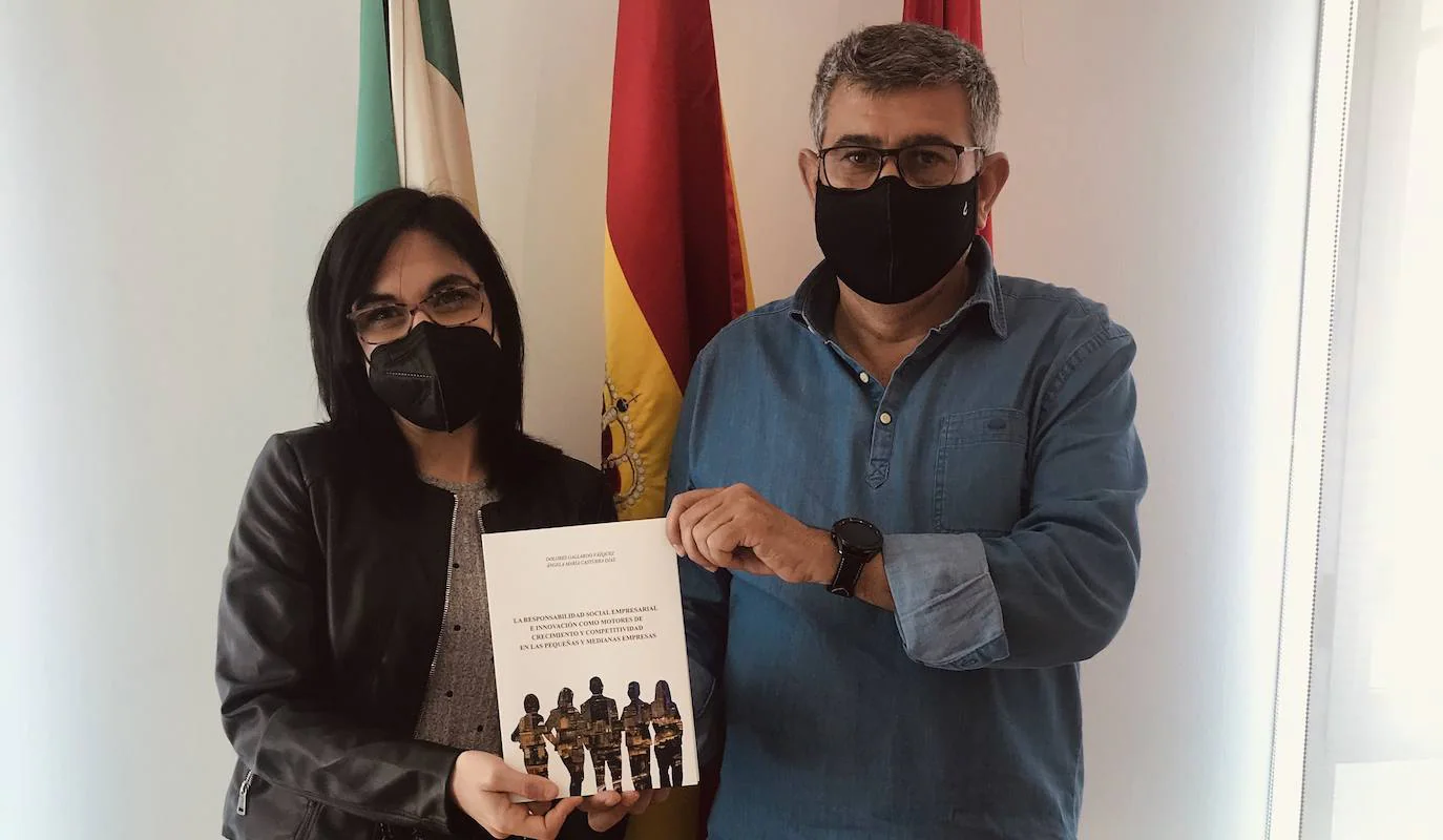 La autora entrega un ejemplar al alcalde de Miajadas, Antonio Díaz, para la Biblioteca Municipal 