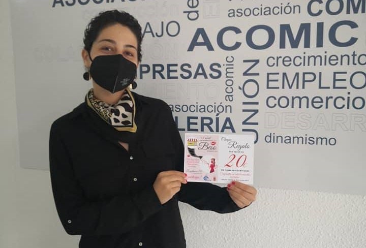 Úrsula Mayoral recoge su premio en la sede de Acomic 