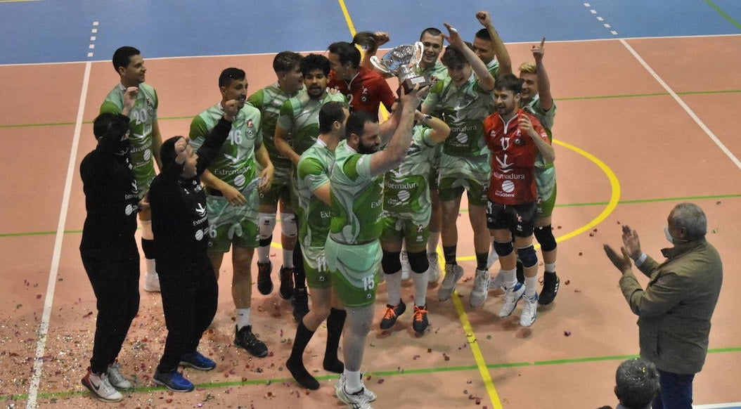 El Extremadura Grupo Laura Otero recibía el trofeo de campeones de liga 