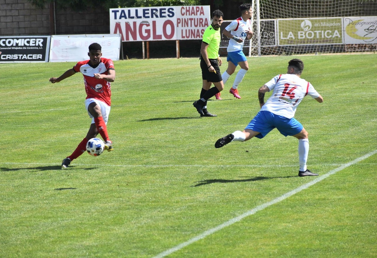 Juanjo Neiva, marcado por Rafa, se hace con el balón 