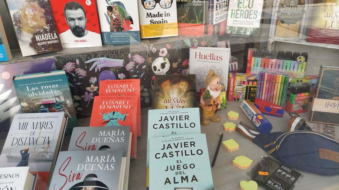 Uno de los escaparates miajadeños donde se escondió el duende lector 