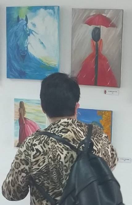 Alonso de Ojeda acogió durante su semana cultural una exposición en la que los visitantes pudieron admirar las obras de los artistas locales, alumnos del curso de pintura de la Universidad Popular. Un total de 28 cuadros, tanto en óleo como en acuarela. 