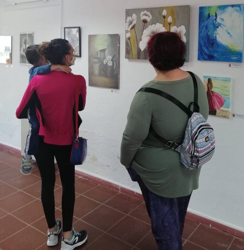 Alonso de Ojeda acogió durante su semana cultural una exposición en la que los visitantes pudieron admirar las obras de los artistas locales, alumnos del curso de pintura de la Universidad Popular. Un total de 28 cuadros, tanto en óleo como en acuarela. 