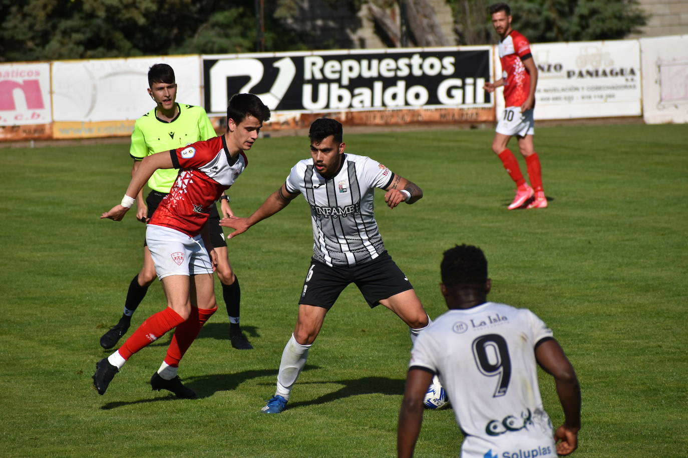 Jesús Búrdalo intenta arrebatar el esférico a Alberto Núñez 