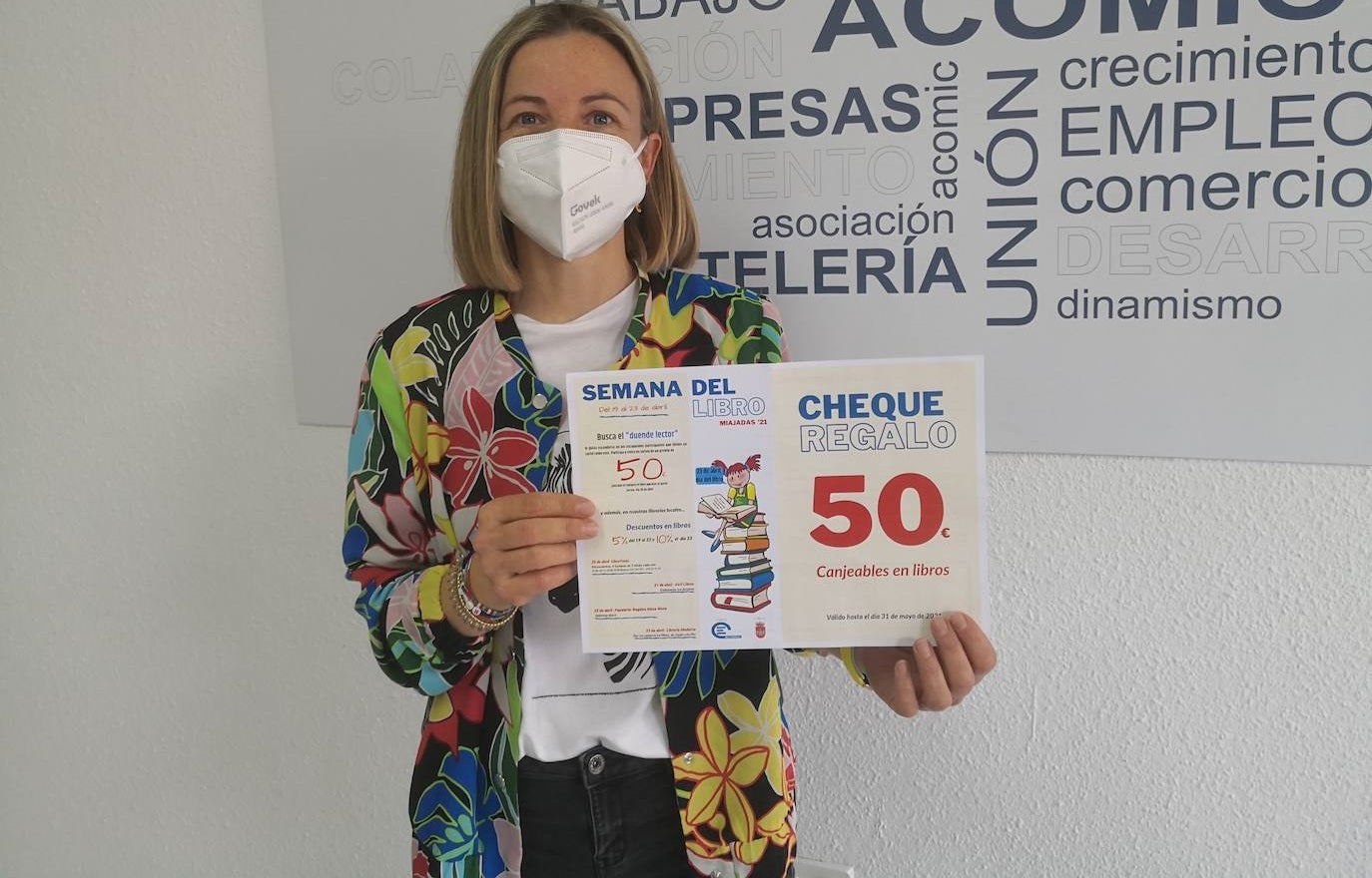 Raquel Nieto recoge su cheque en la sede de Acomic 