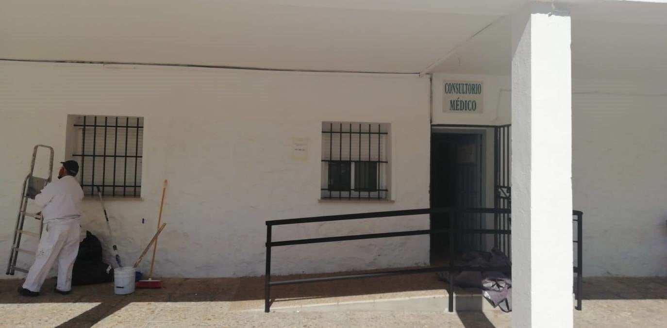Los trabajadores comienzan con la pintura de la fachada del consultorio 