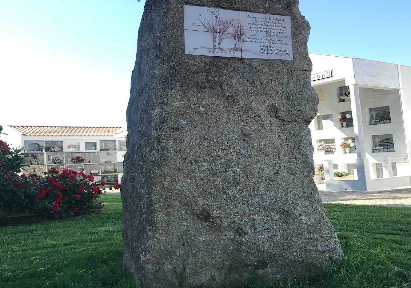 Placa situada en el cementerio municipal de Miajadas 