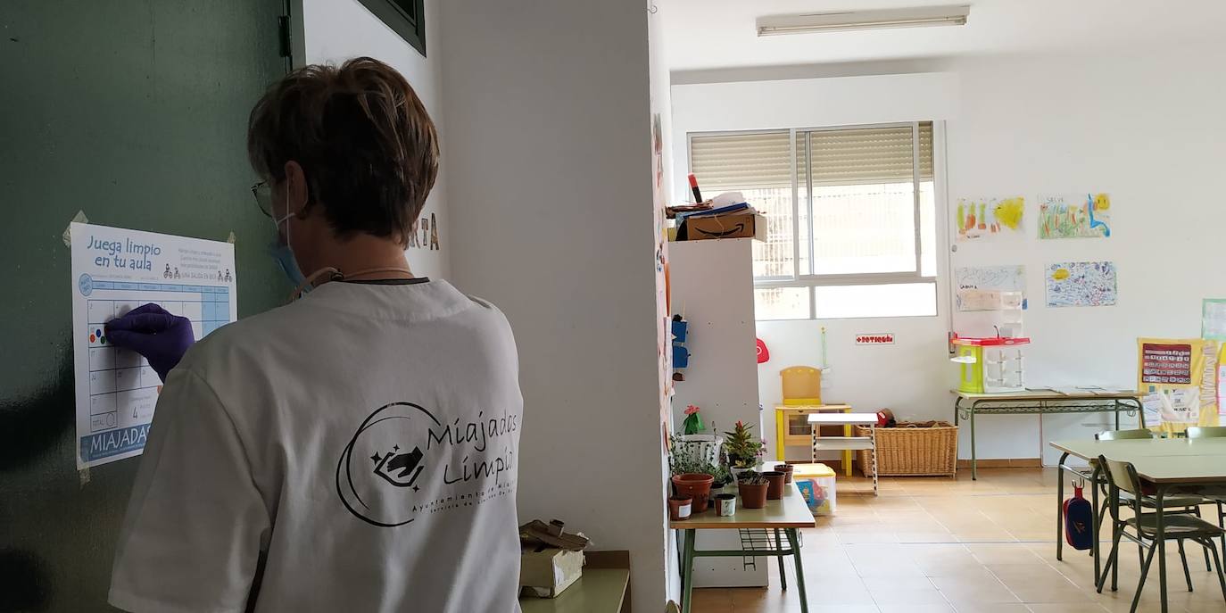 Una de las trabajadoras de la limpieza puntúa un aula del CEIP García Siñeriz 