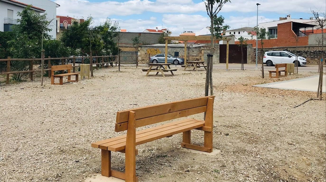 Nuevos bancos y merenderos en la zona del mercadillo en Miajadas 
