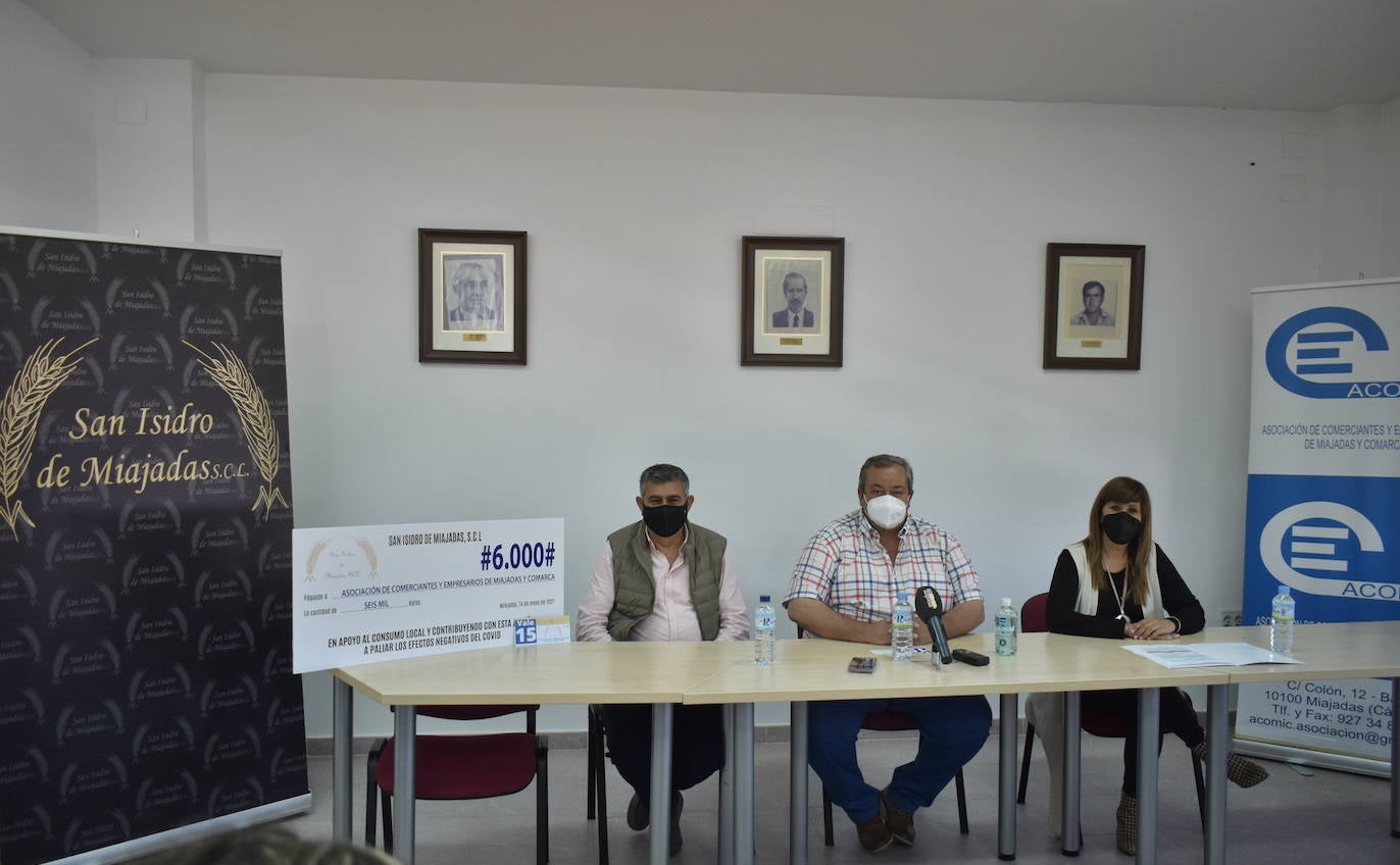 (De izq. a dcha.) Antonio Díaz, alcalde de Miajadas, Pablo Avís, presidente de la Cooperativa San Isidro, y Raquel Sánchez, presidenta de ACOMIC 