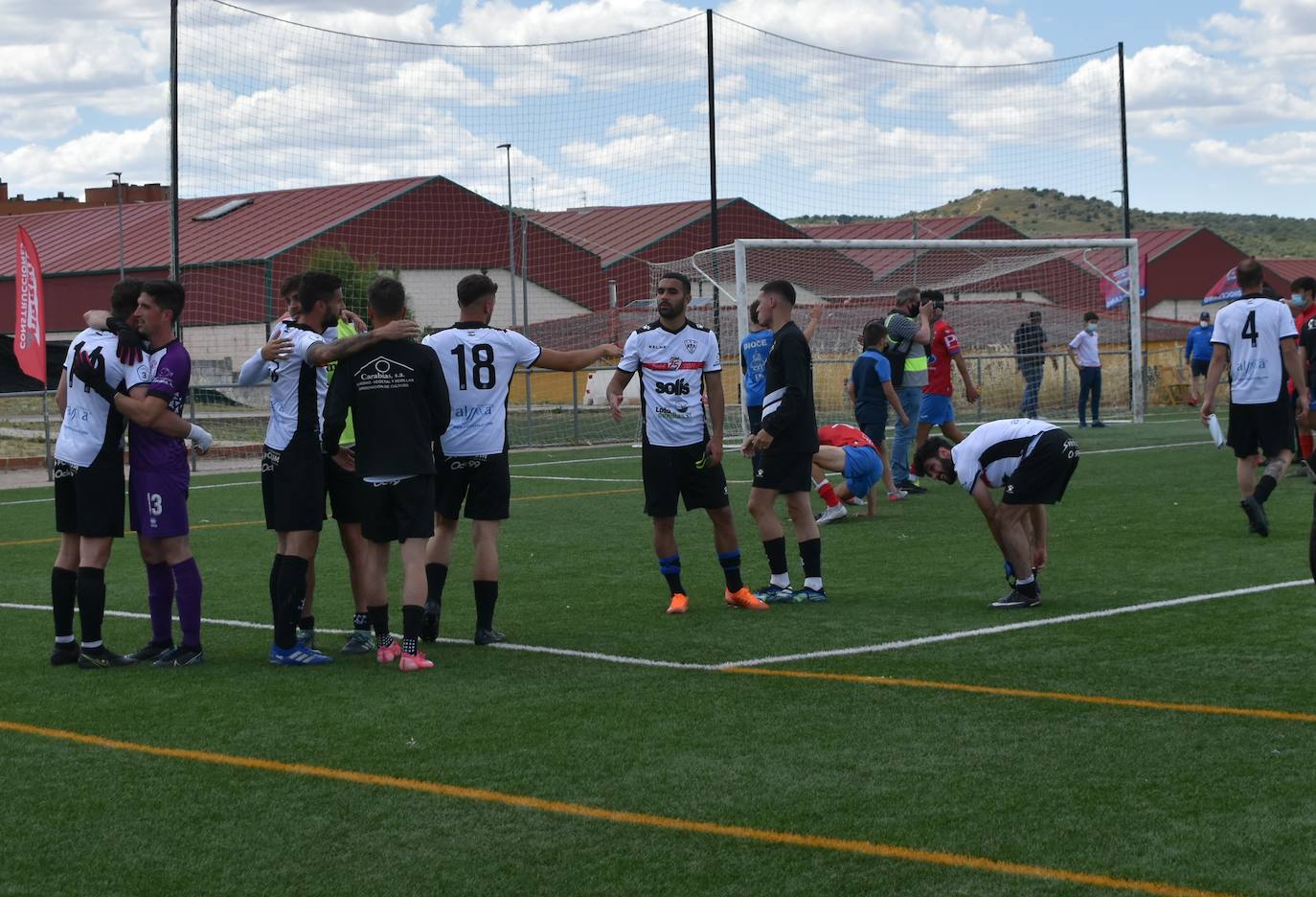 Los jugadores miajadeños se abrazaron al final del encuentro 