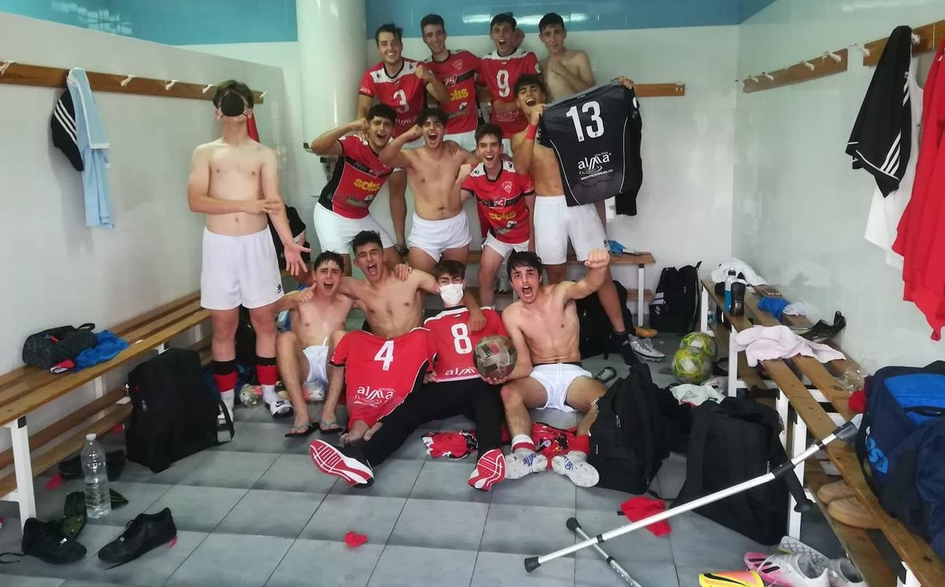 Los juveniles miajadeños celebran la victoria frente al rival emeritense 