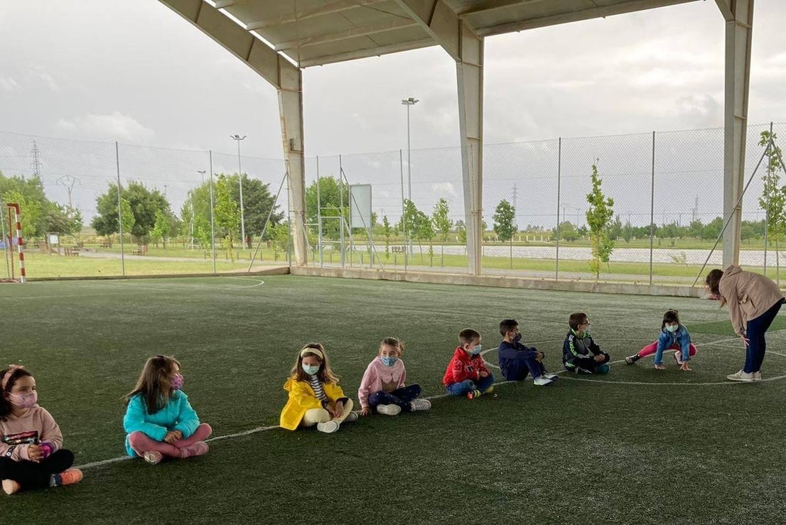 Los pequeños y pequeñas de Miajadas, Alonso de Ojeda y Casar de Miajadas disfrutaron durante todo el mes de mayo de actividades lúdicas y socioculturales, bien en la Laguna Nueva de Miajadas, bien en la Plaza de España de ambas pedanías. Todos llegaron con unas ganas locas de divertirse con los compañeros, prueba de ello es que las plazas ofertadas fueron cubiertas, por lo que incluso se amplió el número de días para que ninguno se quedara sin participar en los juegos, realizados siempre al aire libre. 