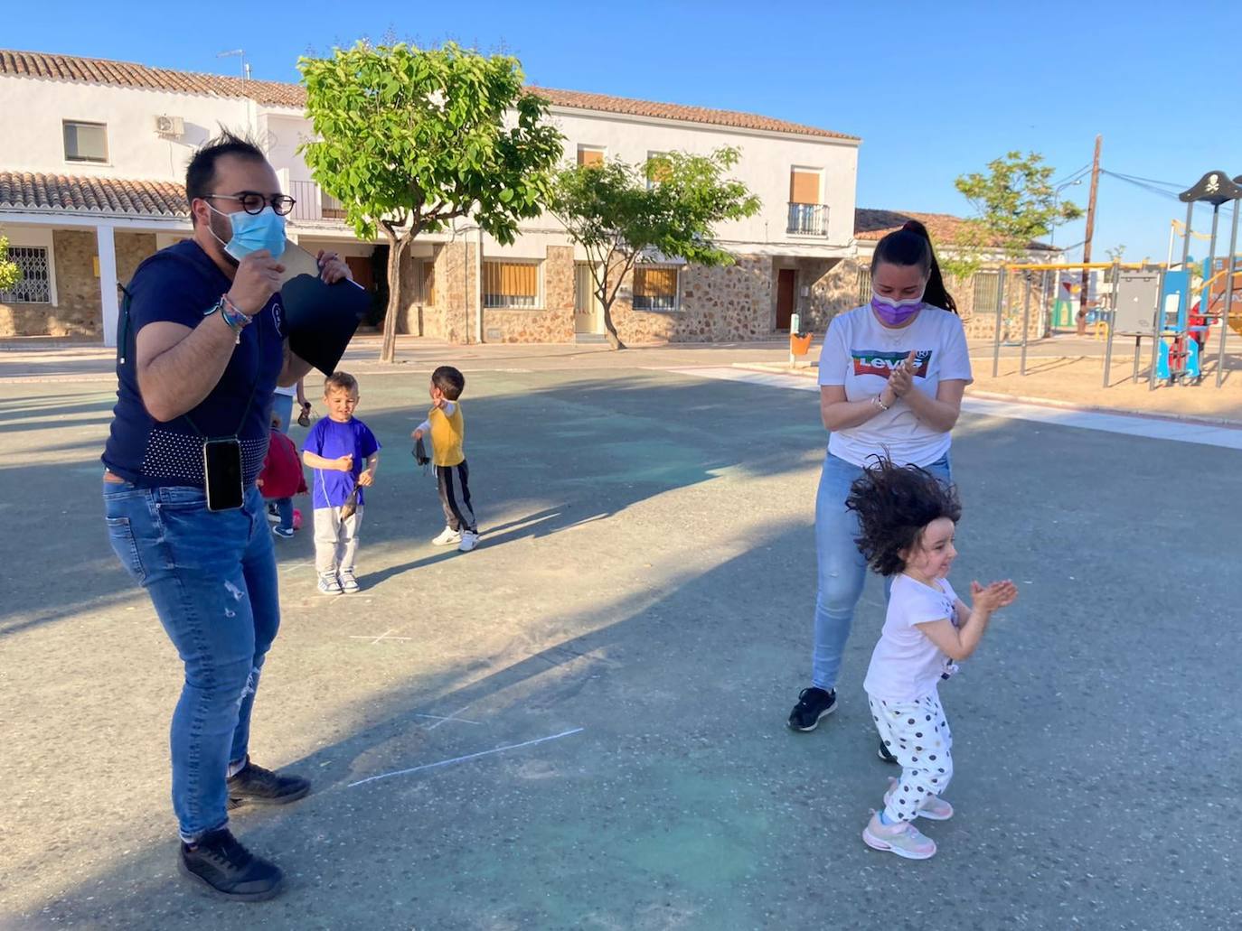 Los pequeños y pequeñas de Miajadas, Alonso de Ojeda y Casar de Miajadas disfrutaron durante todo el mes de mayo de actividades lúdicas y socioculturales, bien en la Laguna Nueva de Miajadas, bien en la Plaza de España de ambas pedanías. Todos llegaron con unas ganas locas de divertirse con los compañeros, prueba de ello es que las plazas ofertadas fueron cubiertas, por lo que incluso se amplió el número de días para que ninguno se quedara sin participar en los juegos, realizados siempre al aire libre. 