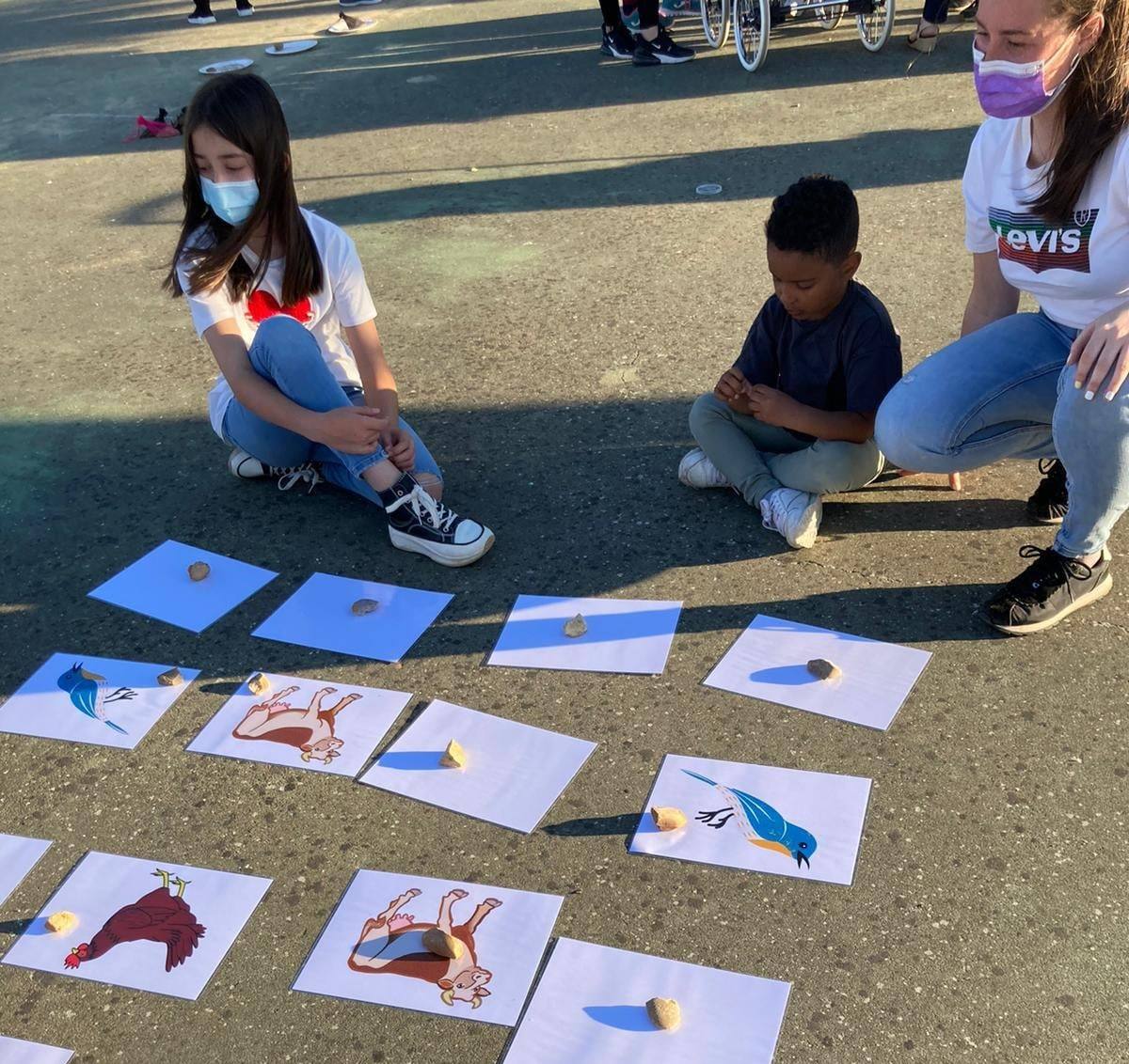 Los pequeños y pequeñas de Miajadas, Alonso de Ojeda y Casar de Miajadas disfrutaron durante todo el mes de mayo de actividades lúdicas y socioculturales, bien en la Laguna Nueva de Miajadas, bien en la Plaza de España de ambas pedanías. Todos llegaron con unas ganas locas de divertirse con los compañeros, prueba de ello es que las plazas ofertadas fueron cubiertas, por lo que incluso se amplió el número de días para que ninguno se quedara sin participar en los juegos, realizados siempre al aire libre. 