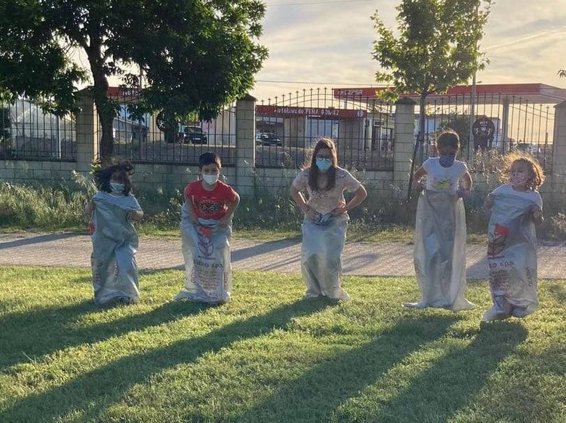 Los pequeños y pequeñas de Miajadas, Alonso de Ojeda y Casar de Miajadas disfrutaron durante todo el mes de mayo de actividades lúdicas y socioculturales, bien en la Laguna Nueva de Miajadas, bien en la Plaza de España de ambas pedanías. Todos llegaron con unas ganas locas de divertirse con los compañeros, prueba de ello es que las plazas ofertadas fueron cubiertas, por lo que incluso se amplió el número de días para que ninguno se quedara sin participar en los juegos, realizados siempre al aire libre. 