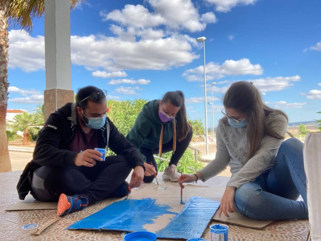Los pequeños y pequeñas de Miajadas, Alonso de Ojeda y Casar de Miajadas disfrutaron durante todo el mes de mayo de actividades lúdicas y socioculturales, bien en la Laguna Nueva de Miajadas, bien en la Plaza de España de ambas pedanías. Todos llegaron con unas ganas locas de divertirse con los compañeros, prueba de ello es que las plazas ofertadas fueron cubiertas, por lo que incluso se amplió el número de días para que ninguno se quedara sin participar en los juegos, realizados siempre al aire libre. 