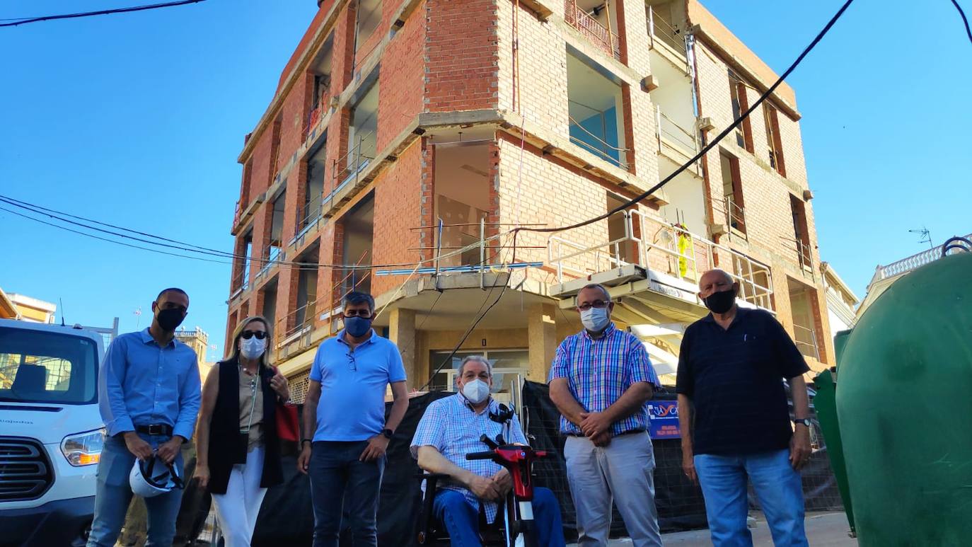 Las autoridades posan delante del centro miajadeño en obras 