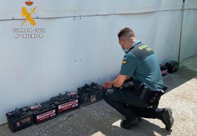 Agente de la Guardia Civil con las baterías robadas 