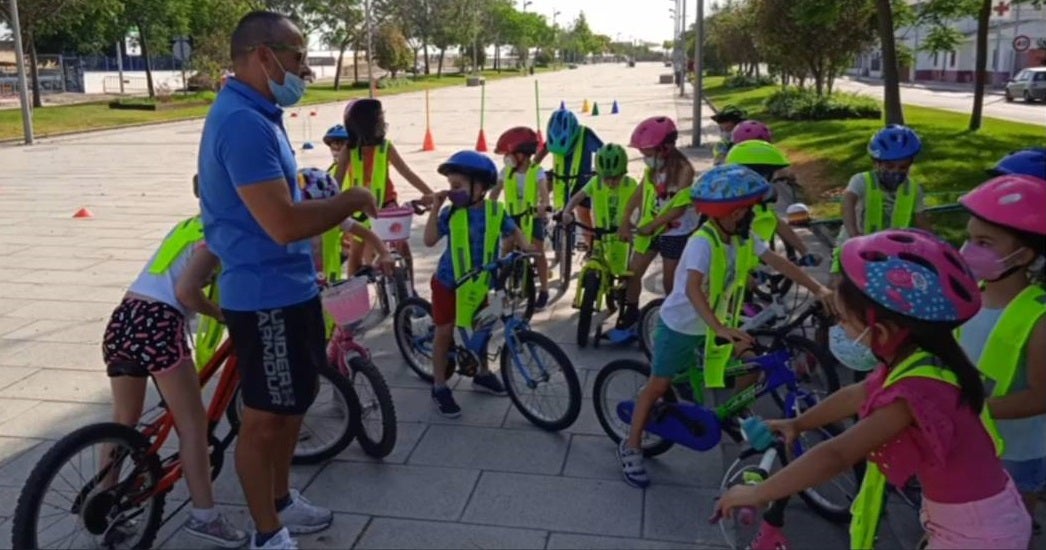 Los alumnos disfrutaron de juegos de bicicleta y obstáculos 