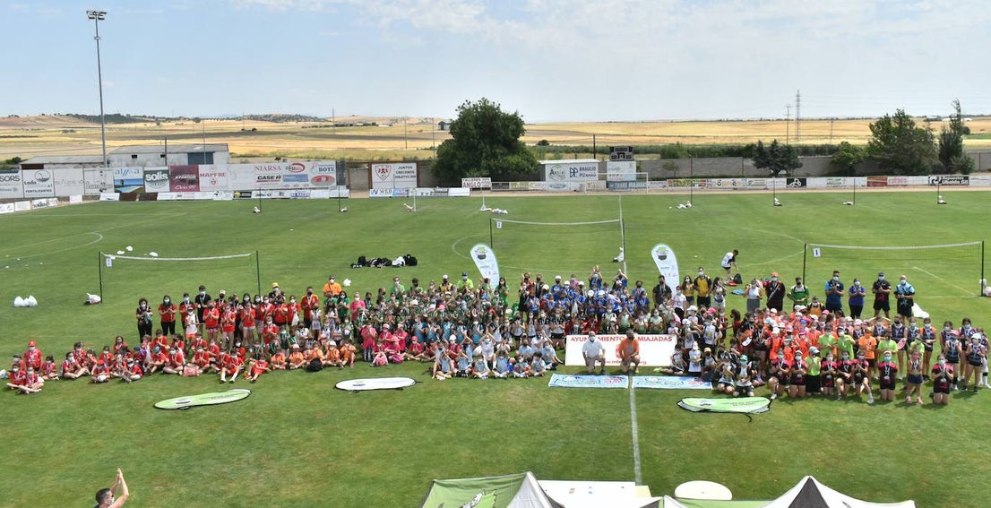 El Estadio Municipal de Miajadas acogió el 'X Día del Minivoley de Extremadura', en el que se dieron cita unos 340 jugadores prebenjamines, benjamines y alevines llegados desde Cáceres, Badajoz, Mérida, Coria, Usagre, Almendralejo, Brozas, Torrejoncillo, Ribera del Fresno, Madrigal de la Vera, Villanueva del Fresno y Miajadas. El césped fue dividido en diez canchas en las que disputaron distintos partidos de manera simultánea desde las 10 de la mañana hasta las 12:30, debido a las altas temperaturas. Al finalizar la jornada cada jugador recibió una medalla por parte del presidente de la Federación Extremeña de Voleibol, José Carlos Dómine, el vicepresidente Antonio García, y el alcalde de Miajadas, Antonio Díaz. 