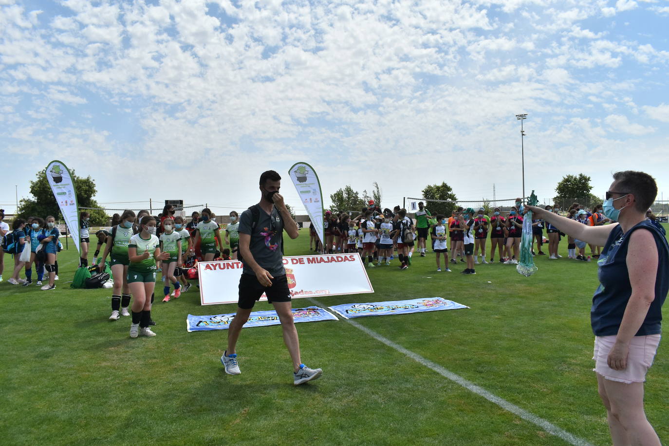 El Estadio Municipal de Miajadas acogió el 'X Día del Minivoley de Extremadura', en el que se dieron cita unos 340 jugadores prebenjamines, benjamines y alevines llegados desde Cáceres, Badajoz, Mérida, Coria, Usagre, Almendralejo, Brozas, Torrejoncillo, Ribera del Fresno, Madrigal de la Vera, Villanueva del Fresno y Miajadas. El césped fue dividido en diez canchas en las que disputaron distintos partidos de manera simultánea desde las 10 de la mañana hasta las 12:30, debido a las altas temperaturas. Al finalizar la jornada cada jugador recibió una medalla por parte del presidente de la Federación Extremeña de Voleibol, José Carlos Dómine, el vicepresidente Antonio García, y el alcalde de Miajadas, Antonio Díaz. 