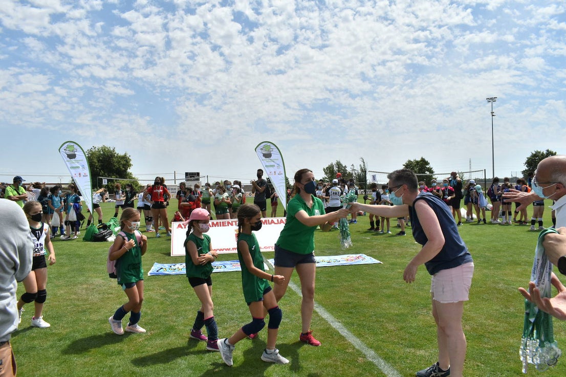 El Estadio Municipal de Miajadas acogió el 'X Día del Minivoley de Extremadura', en el que se dieron cita unos 340 jugadores prebenjamines, benjamines y alevines llegados desde Cáceres, Badajoz, Mérida, Coria, Usagre, Almendralejo, Brozas, Torrejoncillo, Ribera del Fresno, Madrigal de la Vera, Villanueva del Fresno y Miajadas. El césped fue dividido en diez canchas en las que disputaron distintos partidos de manera simultánea desde las 10 de la mañana hasta las 12:30, debido a las altas temperaturas. Al finalizar la jornada cada jugador recibió una medalla por parte del presidente de la Federación Extremeña de Voleibol, José Carlos Dómine, el vicepresidente Antonio García, y el alcalde de Miajadas, Antonio Díaz. 