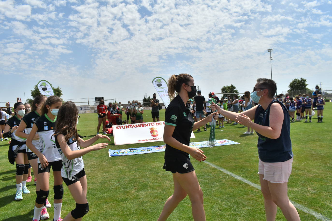 El Estadio Municipal de Miajadas acogió el 'X Día del Minivoley de Extremadura', en el que se dieron cita unos 340 jugadores prebenjamines, benjamines y alevines llegados desde Cáceres, Badajoz, Mérida, Coria, Usagre, Almendralejo, Brozas, Torrejoncillo, Ribera del Fresno, Madrigal de la Vera, Villanueva del Fresno y Miajadas. El césped fue dividido en diez canchas en las que disputaron distintos partidos de manera simultánea desde las 10 de la mañana hasta las 12:30, debido a las altas temperaturas. Al finalizar la jornada cada jugador recibió una medalla por parte del presidente de la Federación Extremeña de Voleibol, José Carlos Dómine, el vicepresidente Antonio García, y el alcalde de Miajadas, Antonio Díaz. 