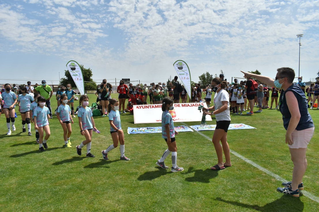 El Estadio Municipal de Miajadas acogió el 'X Día del Minivoley de Extremadura', en el que se dieron cita unos 340 jugadores prebenjamines, benjamines y alevines llegados desde Cáceres, Badajoz, Mérida, Coria, Usagre, Almendralejo, Brozas, Torrejoncillo, Ribera del Fresno, Madrigal de la Vera, Villanueva del Fresno y Miajadas. El césped fue dividido en diez canchas en las que disputaron distintos partidos de manera simultánea desde las 10 de la mañana hasta las 12:30, debido a las altas temperaturas. Al finalizar la jornada cada jugador recibió una medalla por parte del presidente de la Federación Extremeña de Voleibol, José Carlos Dómine, el vicepresidente Antonio García, y el alcalde de Miajadas, Antonio Díaz. 