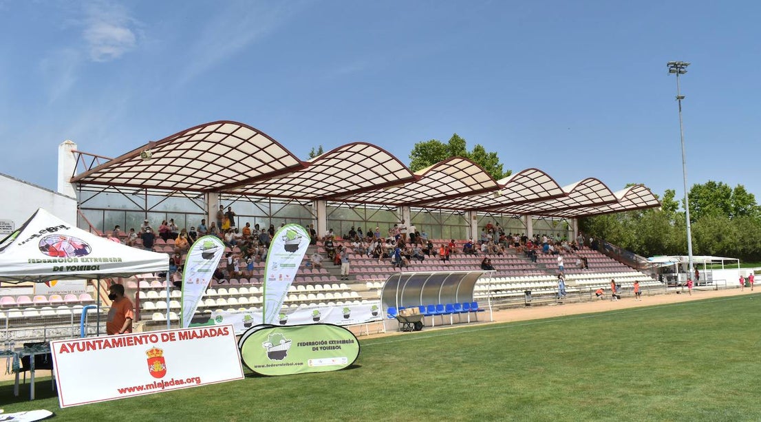El Estadio Municipal de Miajadas acogió el 'X Día del Minivoley de Extremadura', en el que se dieron cita unos 340 jugadores prebenjamines, benjamines y alevines llegados desde Cáceres, Badajoz, Mérida, Coria, Usagre, Almendralejo, Brozas, Torrejoncillo, Ribera del Fresno, Madrigal de la Vera, Villanueva del Fresno y Miajadas. El césped fue dividido en diez canchas en las que disputaron distintos partidos de manera simultánea desde las 10 de la mañana hasta las 12:30, debido a las altas temperaturas. Al finalizar la jornada cada jugador recibió una medalla por parte del presidente de la Federación Extremeña de Voleibol, José Carlos Dómine, el vicepresidente Antonio García, y el alcalde de Miajadas, Antonio Díaz. 