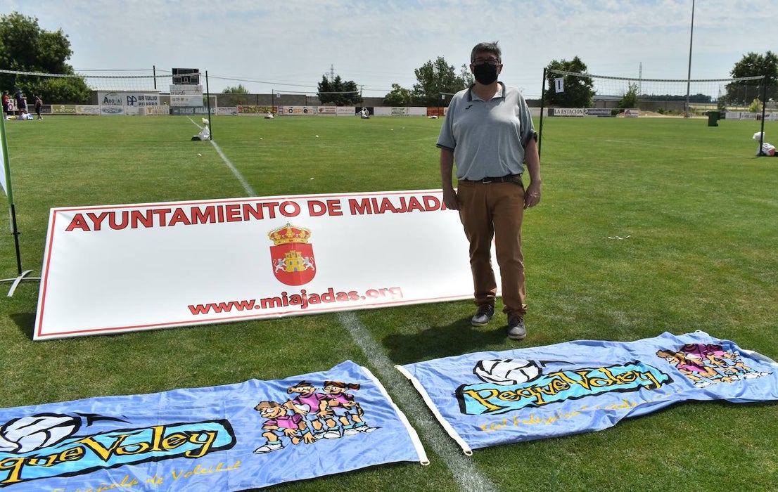 El Estadio Municipal de Miajadas acogió el 'X Día del Minivoley de Extremadura', en el que se dieron cita unos 340 jugadores prebenjamines, benjamines y alevines llegados desde Cáceres, Badajoz, Mérida, Coria, Usagre, Almendralejo, Brozas, Torrejoncillo, Ribera del Fresno, Madrigal de la Vera, Villanueva del Fresno y Miajadas. El césped fue dividido en diez canchas en las que disputaron distintos partidos de manera simultánea desde las 10 de la mañana hasta las 12:30, debido a las altas temperaturas. Al finalizar la jornada cada jugador recibió una medalla por parte del presidente de la Federación Extremeña de Voleibol, José Carlos Dómine, el vicepresidente Antonio García, y el alcalde de Miajadas, Antonio Díaz. 