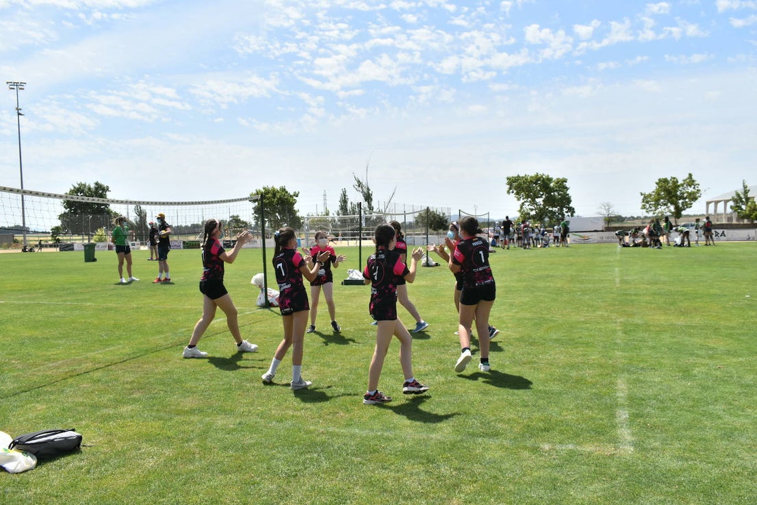 El Estadio Municipal de Miajadas acogió el 'X Día del Minivoley de Extremadura', en el que se dieron cita unos 340 jugadores prebenjamines, benjamines y alevines llegados desde Cáceres, Badajoz, Mérida, Coria, Usagre, Almendralejo, Brozas, Torrejoncillo, Ribera del Fresno, Madrigal de la Vera, Villanueva del Fresno y Miajadas. El césped fue dividido en diez canchas en las que disputaron distintos partidos de manera simultánea desde las 10 de la mañana hasta las 12:30, debido a las altas temperaturas. Al finalizar la jornada cada jugador recibió una medalla por parte del presidente de la Federación Extremeña de Voleibol, José Carlos Dómine, el vicepresidente Antonio García, y el alcalde de Miajadas, Antonio Díaz. 