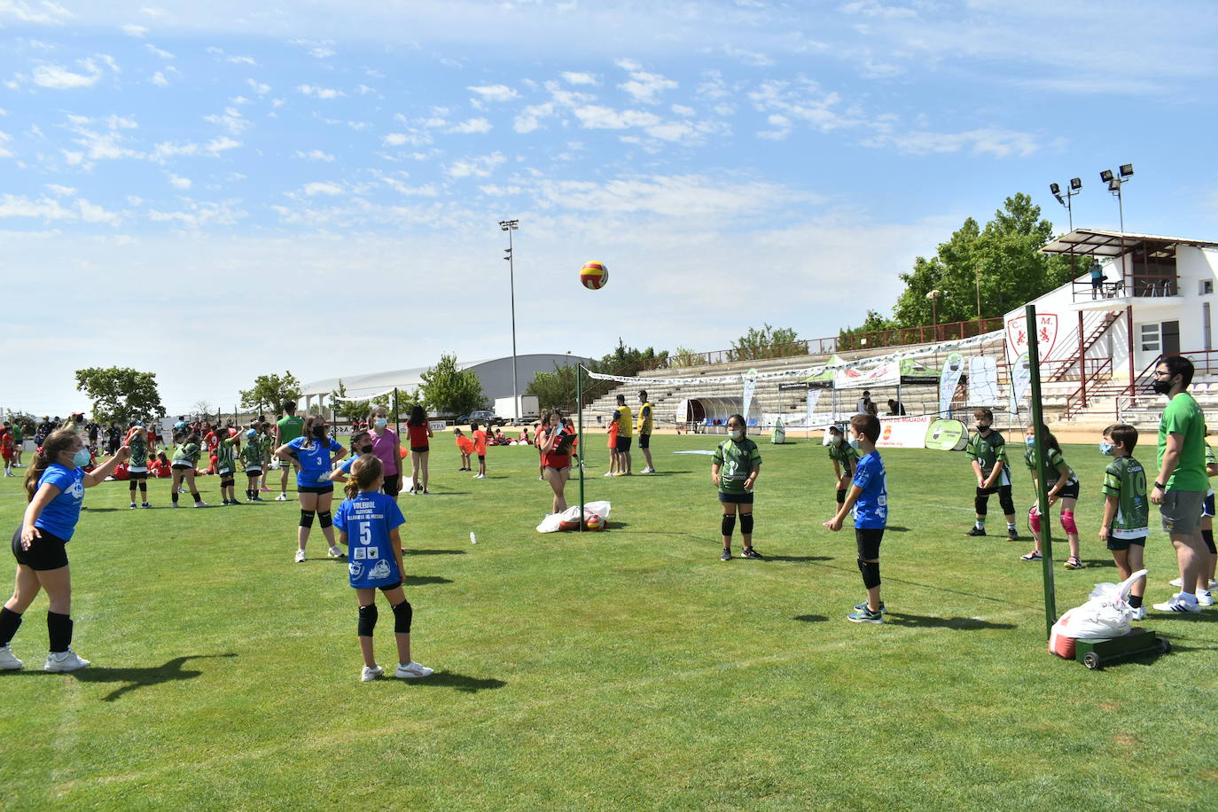 El Estadio Municipal de Miajadas acogió el 'X Día del Minivoley de Extremadura', en el que se dieron cita unos 340 jugadores prebenjamines, benjamines y alevines llegados desde Cáceres, Badajoz, Mérida, Coria, Usagre, Almendralejo, Brozas, Torrejoncillo, Ribera del Fresno, Madrigal de la Vera, Villanueva del Fresno y Miajadas. El césped fue dividido en diez canchas en las que disputaron distintos partidos de manera simultánea desde las 10 de la mañana hasta las 12:30, debido a las altas temperaturas. Al finalizar la jornada cada jugador recibió una medalla por parte del presidente de la Federación Extremeña de Voleibol, José Carlos Dómine, el vicepresidente Antonio García, y el alcalde de Miajadas, Antonio Díaz. 