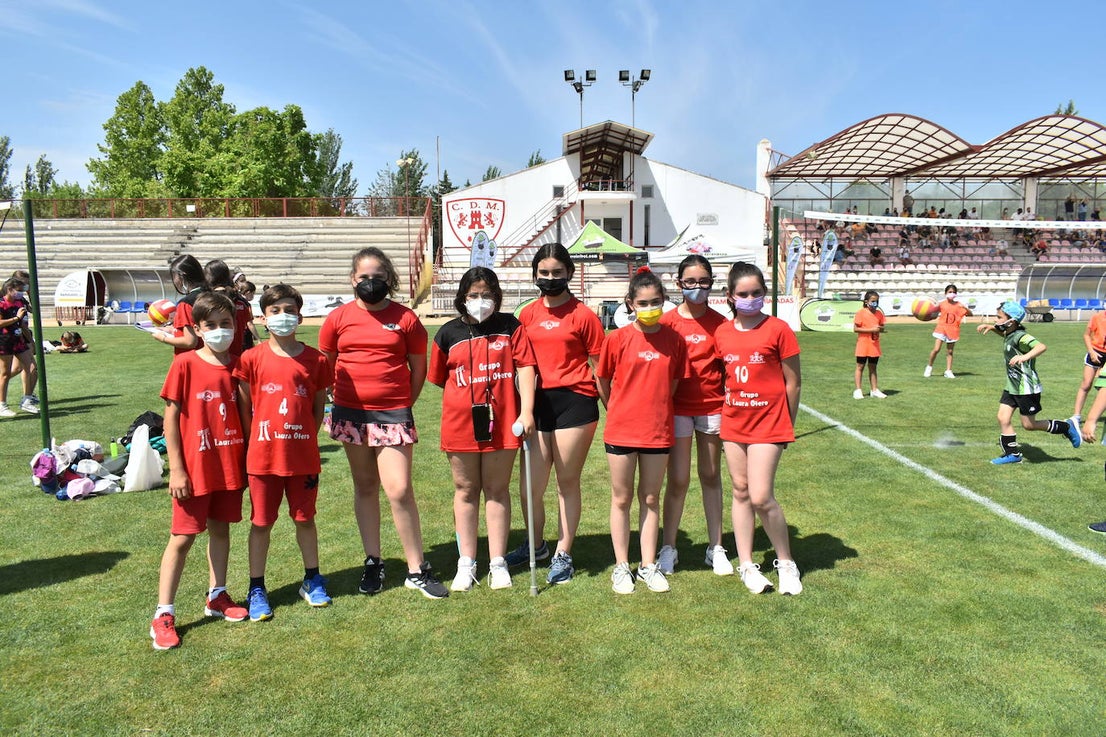 El Estadio Municipal de Miajadas acogió el 'X Día del Minivoley de Extremadura', en el que se dieron cita unos 340 jugadores prebenjamines, benjamines y alevines llegados desde Cáceres, Badajoz, Mérida, Coria, Usagre, Almendralejo, Brozas, Torrejoncillo, Ribera del Fresno, Madrigal de la Vera, Villanueva del Fresno y Miajadas. El césped fue dividido en diez canchas en las que disputaron distintos partidos de manera simultánea desde las 10 de la mañana hasta las 12:30, debido a las altas temperaturas. Al finalizar la jornada cada jugador recibió una medalla por parte del presidente de la Federación Extremeña de Voleibol, José Carlos Dómine, el vicepresidente Antonio García, y el alcalde de Miajadas, Antonio Díaz. 